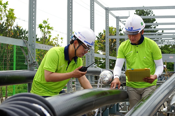 ▲ LS전선 직원이 초전도 케이블을 점검하고 있다. ⓒLS전선