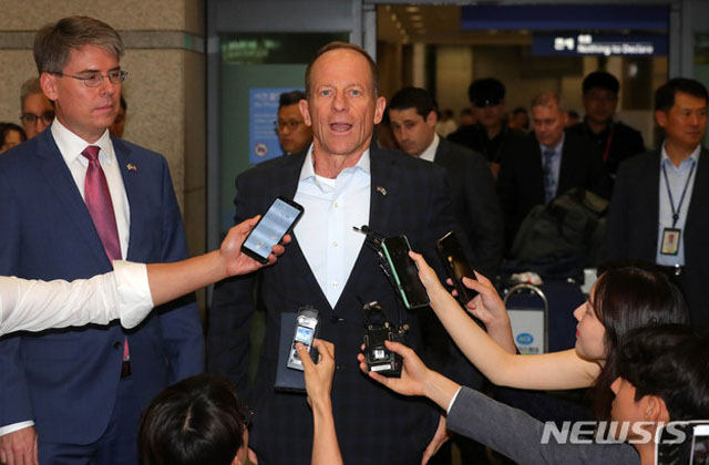 ▲ 지난 7월 인천공항을 통해 입국하다 기자들의 질문에 답하는 데이비드 스틸웰 미국 국무부 동아태 담당 차관보. ⓒ뉴시스. 무단전재 및 재배포 금지.