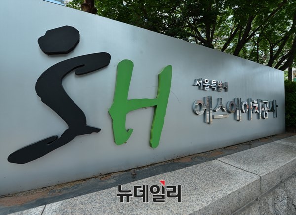 ▲ SH공사는 무기계약직 384명을 정규직으로 전환하는 과정에서 내부 규정으로 정해진 인사위원회를 열지 않았다. 이 외에도 허술한 채용 과정이나 직원 착오로 채용당락이 뒤바뀌는 경우도 여럿 적발됐다. ⓒ뉴데일리 DB