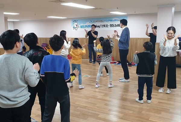 ▲ : JT저축은행은 지난 4일 경기도 성남시에 위치한 신흥지역아동센터에서 ‘제2회 아동인권보장데이’를 실시했다ⓒJG저축은행