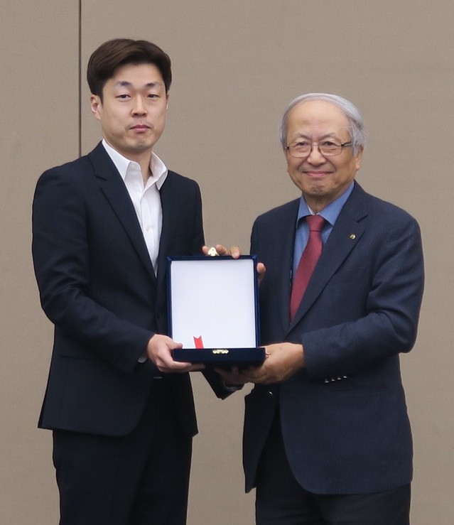 ▲ 황면중 교통대 교수(왼쪽)가 최근 제주에서 열린 ‘2019년 ICCAS 국제학술대회’에서 제어로봇시스템학회 관계자로부터 ‘올해의 권욱현 젊은 연구자 논문상’을 수상하고 기념촬영을 하고 있다.ⓒ교통대