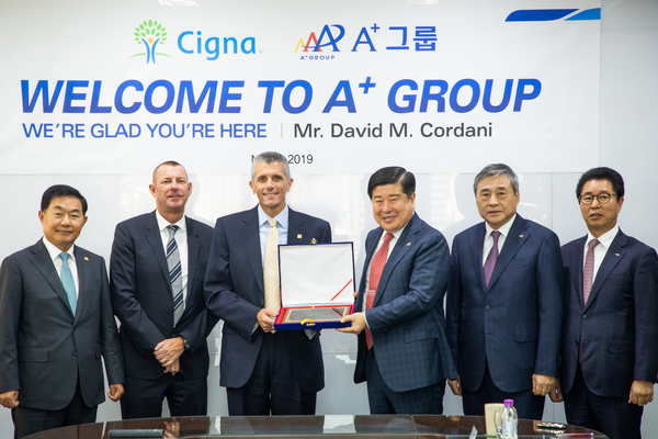 ▲ 라이나생명의 모기업인 미국 시그나그룹의 데이비드 코다니 회장이  5일 에이플러스에셋 회사 본사를 방문해 간담회를 개최했다. 왼쪽부터 홍봉성 라이나생명 사장, 제이슨 새들러 시그나 인터내셔날 사장, 데이비드 코다니 시그나그룹 회장, 곽근호 A+그룹 회장, 박경순 A+에셋 사장, 이종성 AAI헬스케어 사장.ⓒ에이플러스에셋