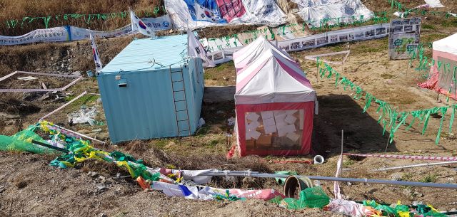 ▲ 3만명 아이들의 사랑의일기 연수원 복구 염원과 연수원을 강제 철거한 LH를 규탄하는 글이 담긴 리본이 훼손된 모습.ⓒ인추협
