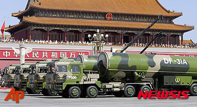 ▲ 2015년 9월 중국 열병식에 등장한 대륙간 탄도미사일 DF-31A와 이를 운반하는 TEL. TEL은 운반수단일 뿐이다. 과거 소련은 탄도미사일의 지상발사 시험을 현재의 북한처럼 별도의 거치대를 설치해 실시했다. ⓒ뉴시스 AP. 무단전재 및 재배포 금지.