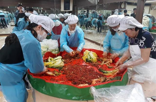 ▲ 광운대학교 사회봉사단(단장 박철환)은 2일 상계종합사회복지관과 연계해 저소득 홀몸 어르신과 가정에게 전달할 김장 봉사활동을 진행했다. ⓒ광운대