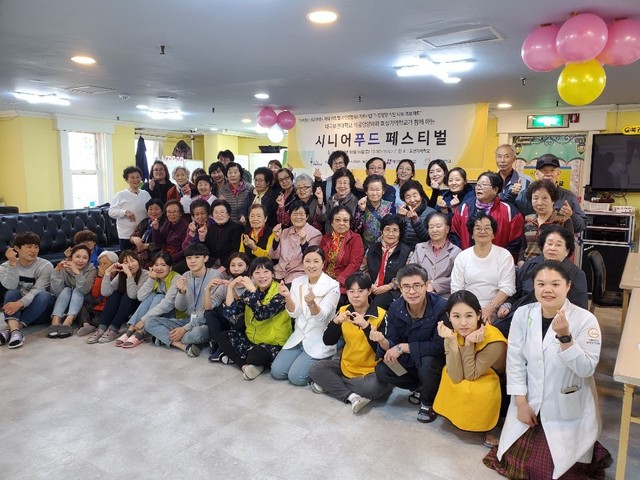 ▲ 대구시 북구 효성기억학교에서 노인과 가족·자원봉사자·대학관계자들이 기념촬영을 하고 있다.ⓒ대구보건대