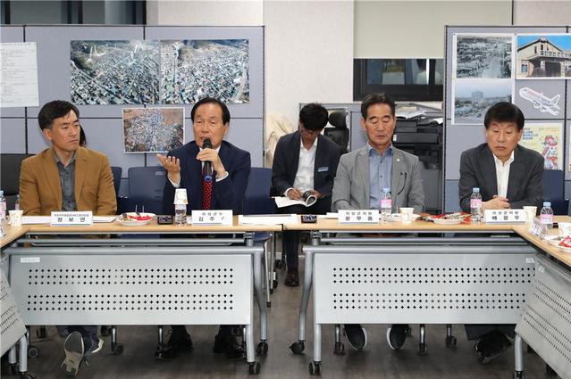 ▲ 의성군은 지난 달 31일 의성군도시재생지원센터에서 ‘공공생활서비스 집약의 의미와 발전방안’이란 주제로 제5차 지역재생포럼을 개최했다.ⓒ의성군