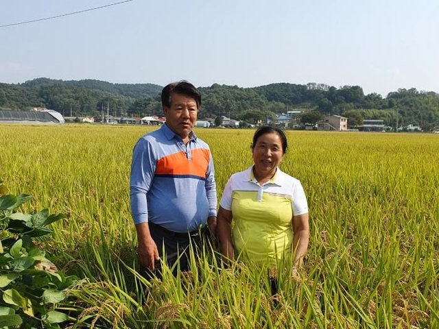 ▲ 이달의 새농민상 수상의 영예를 안은 홍영재·윤연옥씨 부부. ⓒ농협충남지역본부