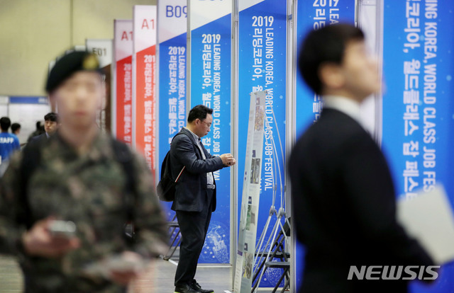 ▲ 4일 서울 강남구 코엑스에서 열린 2019 리딩코리아, 월드클래스 잡 페스티벌에서 구직자들이 면접을 기다리고 있다. ⓒ뉴시스