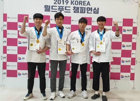 ▲ 유원대학교 호텔외식조리학과 학생들이서울 양재동 aT센터에서 열린 ‘2019 KOREA 월드푸드 챔피언십’에서 참가자 전원이 금상과 국회의원상을 수상했다. 사진 왼쪽부터 이용혁, 이운석, 강민우, 이석진 학생.ⓒ유원대학교