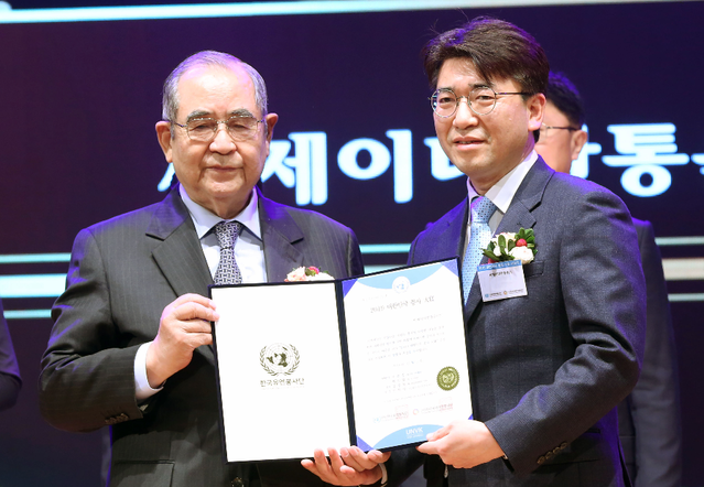 ▲ 한국유엔봉사단 명예총재인 이수성 전국무총리(왼쪽)로부터 CJ대한통운 한종희 상무가 2019 봉사대상을 수상하며 기념 사진 촬영을 하고 있다. ⓒ CJ대한통운