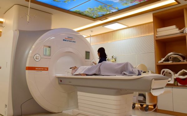 ▲ 을지대학교병원이 첨단 MRI 장비 ‘마그네톰 비다(MAGNETOM Vida 3T)’를 지역 최초로 도입해 운영한다.ⓒ을지대병원