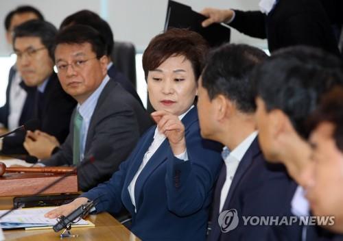▲ 김현미 국토교통부 장관이 6일 세종시 정부세종청사 국토교통부에서 열린 주거정책심의위원회에 참석하고 있다.ⓒ연합뉴스