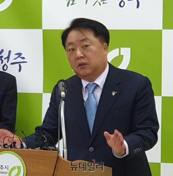 ▲ 한범덕 청주시장이 6일 청주시청 브리핑 룸에서 청원구 오창읍 후기리 쓰레기 소각장과 관련한 입장을 밝히고 있다.ⓒ박근주 기자