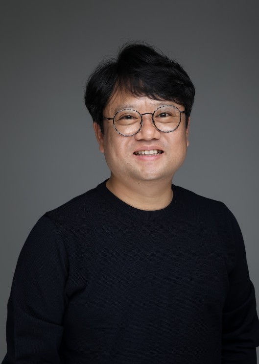 ▲ 박성영 한국교통대 화공생물공학전공 교수. 박 교수 등 연구팀은 암세포 환경에서 항암제를 선택적으로 방출시켜 암세포만 골라 파괴할 수 있는 치료와 진단기술 개발에 성공했다.ⓒ교통대