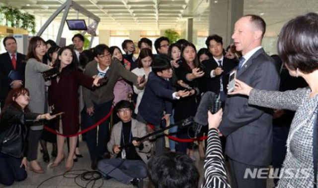 ▲ 강경화 외교장관, 조세영 외교 1차관과 면담을 마친 뒤 기자들의 질문에 답하는 데이비드 스틸웰 미국 국무부 동아태 담당 차관보. ⓒ뉴시스. 무단전재 및 재배포 금지.