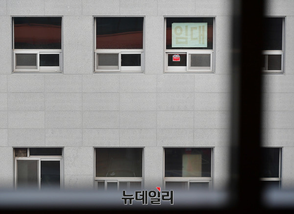 ▲ 교대역 인근 빌딩에 붙은 '임대' 문의 글귀. ⓒ김현지 기자