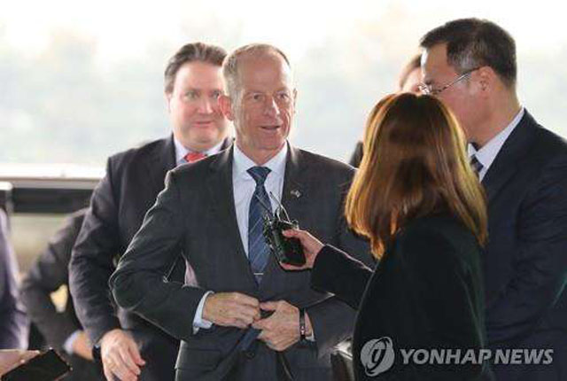 ▲ 6일 오후 국방부로 들어서는 데이비드 스틸웰 미국 국무부 동아태 담당 차관보. 뒤로 마크 내퍼 한일 담당 부차관보가 보인다. ⓒ연합뉴스. 무단전재 및 재배포 금지.
