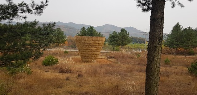 ▲ 박대근 작가와 홍천군 능평리 주민 30여 명이 협업해 만든 '空-토기' 작품.ⓒ강원문화재단