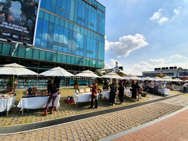 ▲ 블루스퀘어는 야외공간에서 오는 10일까지 공예품 플리마켓을 연다.ⓒ인터파크