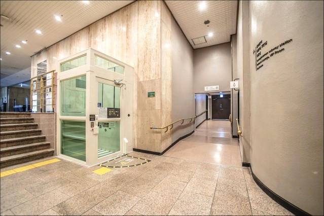 ▲ 세종문화회관이 교통약자들의 공연 관람을 돕기 위해 대극장 휠체어 리프트 설치 및 경사로 개선 공사를 진행했다.ⓒ세종문화회관