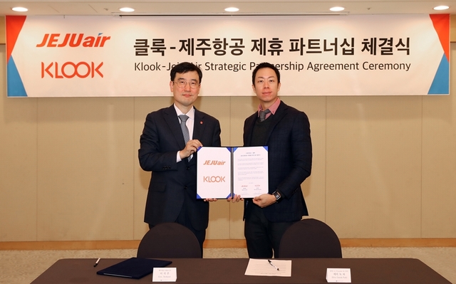 ▲ 지난달 말 서울 강서구 메이필드 호텔 로터스홀에서 제주항공과 클룩이 업무제휴 협약식을 체결하고 에릭 녹 파 공동 창업자 겸 최고운영책임자(COO)(사진 오른쪽)과 이석주 제주항공 대표이사(사진 왼쪽)이 기념촬영을 하고 있다ⓒ제주항공