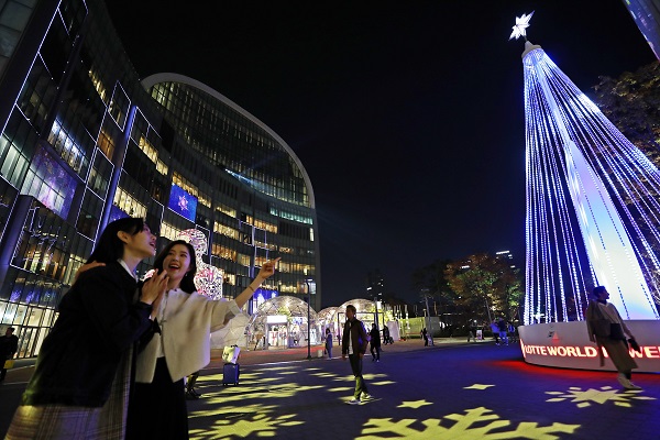 ▲ 유통업계가 일찍 크리스마스 마케팅에 불을 붙였다. 내수 경기가 침체된 가운데 연말 분위기를 하루라도 앞당겨 냉각된 소비 심리를 끌어올리려는 포석이다.ⓒ롯데물산