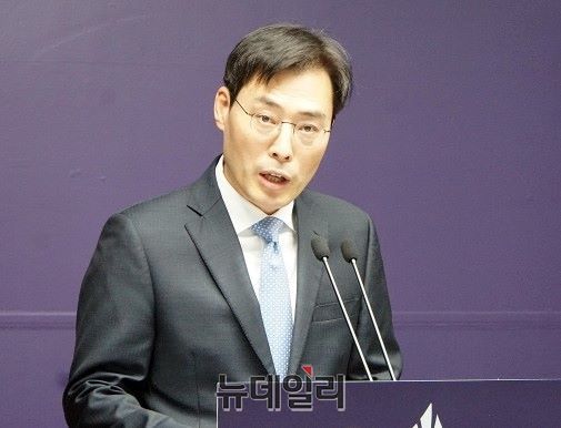 ▲ 세종시 이용석 기획조정실장은 7일 정례브리핑을 갖고 “세종시가 내년도 세입·세출 예산안 1조 6050억 원을 편성해 시의회에 제출한다”고 밝히고 있다.ⓒ김동식 기자