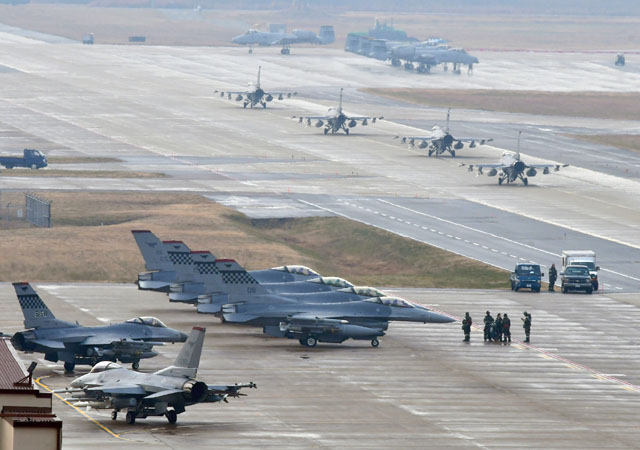▲ 2017년 12월 비질런트 에이스 훈련 당시 군산기지에서 출격 준비하는 주한 미공군 F-16 전투기들. ⓒ美인도·태평양 사령부 제공.