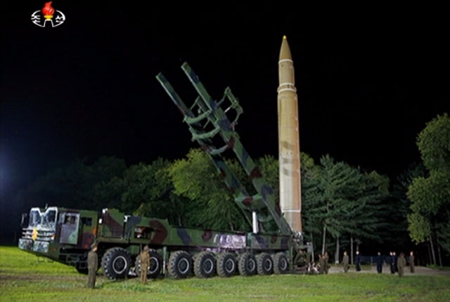 ▲ 북한이 2017년 9월 발사한 '화성-14호' 탄도미사일. 발사패드 아랫 부분이 분리되는 것을 볼 수 있다. ⓒ뉴시스. 무단전재 및 재배포 금지.