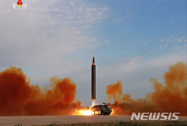 ▲ 북한이 2017년 9월 '화성-12호'를 발사할 당시 모습. ⓒ뉴시스. 무단전재 및 재배포 금지.
