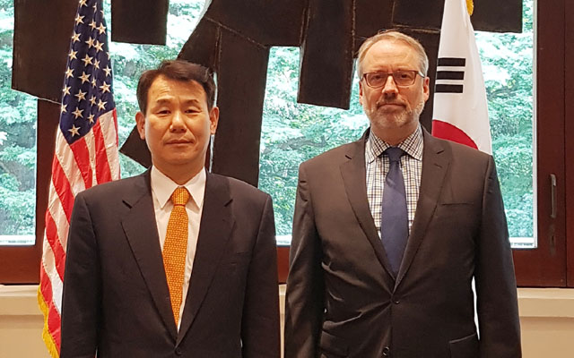 ▲ 지난 10월 23일 미국 하와이에서 열린 한미 방위비분담금 협정(SMA) 협상에 앞서 포즈를 취한 정은보 한국 수석대표와 제임스 드하트 미국 수석대표. ⓒ뉴시스. 무단전재 및 재배포 금지.