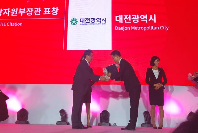 ▲ 대전시가 6일 대한민국 디자인대상 우수상을 받았다. 사진 오른쪽 송인록 도시경관과장. ⓒ대전시