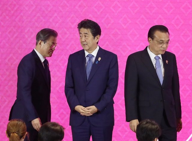 ▲ 문재인 대통령이 4일 태국 방콕의 임팩트 포럼에서 열린 제21차 아세안+3 정상회의에 참석해 각국 정상들과 기념촬영을 하기 위해 이동하고 있다. 왼쪽부터 문재인 대통령, 아베 신조 일본 총리, 리커창 중국 총리. ⓒ뉴시스