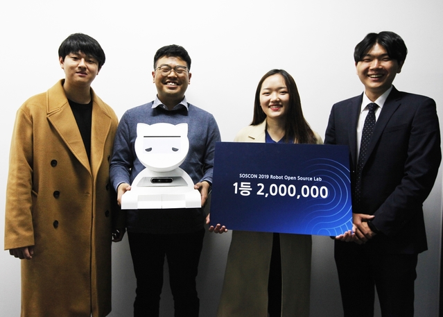 ▲ ‘SOSCON 2019’ 로봇 오픈소스랩에서 대상을 차지한 DGIST 학부생들. 왼쪽부터 김태경, 신관준, 심건희, 임승현 학생.ⓒDGIST