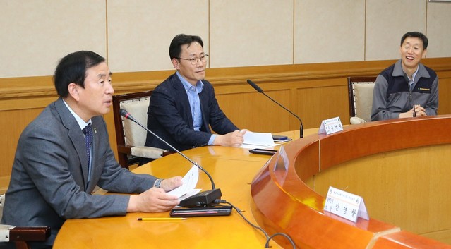 ▲ 충주시 용탄동 제5일반산단으로 본사와 공장을 이전하는 현대엘리베이터(주) 노사가 7일 충주시청에서 조길형 충주시장(왼쪽)이 참석한 가운데 기업 비전을 공유하는 간담회를 갖고 있다.ⓒ충주시