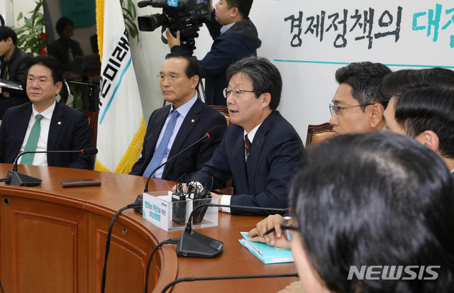 ▲ 유승민 (왼쪽 세번째)바른미래당 '변화와 혁신을 위한 비상행동' 대표가 7일 국회에서 열린 '변화와 혁신을 위한 비상행동' 회의에 참석해 모두발언을 하고 있다 ⓒ뉴시스