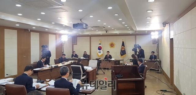 ▲ 7일 오후 대구시의회 교육위원회가 대구시교육청에 대한 행정사무감사에 앞서 의원들이 질의를 준비하고 있다.ⓒ뉴데일리