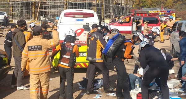 ▲ 충북 진천소방서 119구급대원들이 7일 초평면 은암리 방화사건 피해자들을 구호하고 있다.ⓒ진천소방서