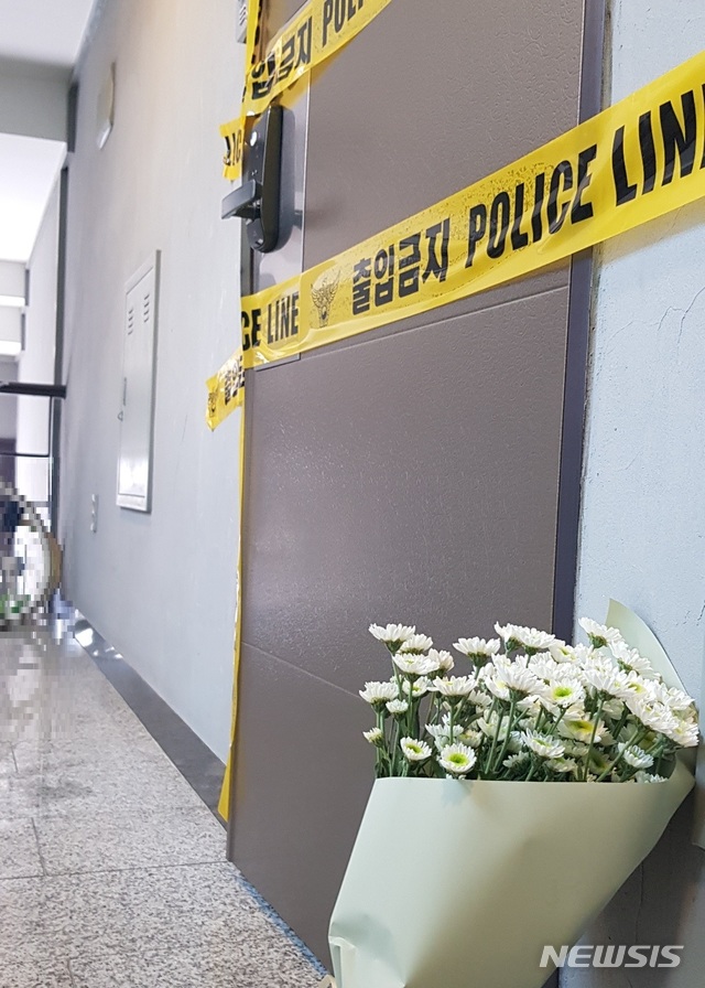 ▲ 2일 서울 성북구 한 주택에서 70대 어머니와 40대 딸 3명이 숨진 채 발견됐다. 이어 6일 경기 양주시에서는 50대 아버지와 그의 두 아들이 숨진 채 발견됐다. 이들은 모두 '생활고'를 겪고 있었다. ⓒ뉴시스