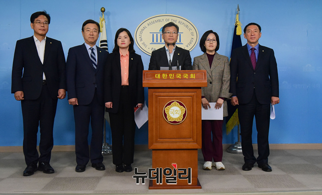 ▲ 자유한국당 초선의원들이 7일 국회에서 기자간담회를 열고 황교안 대표의 '보수 대통합'을 지지하는 성명문을 발표하고 있다. (왼쪽부터 송언석, 김종섭, 신보라, 이양수, 김현아, 김석기 의원) ⓒ이종현 기자