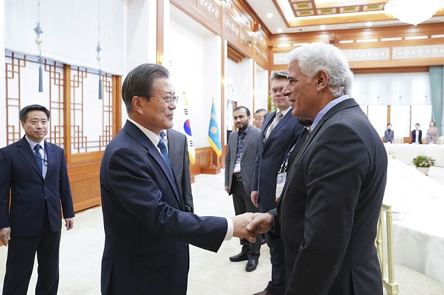 ▲ 문재인 대통령이 7일 청와대 충무실에서 열린 아시아-태평양 통신사기구(OANA) 대표단 접견에 참석해 악수하고 있다. ⓒ청와대