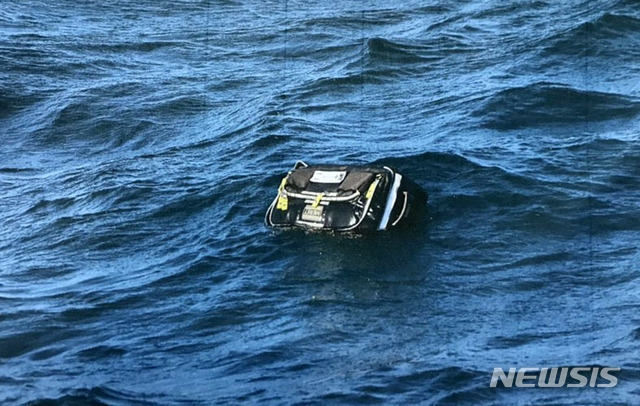 ▲ 1일 14시 58분 해경이 발견한 소방헬기의 기체 일부와 부유물품. ⓒ뉴시스