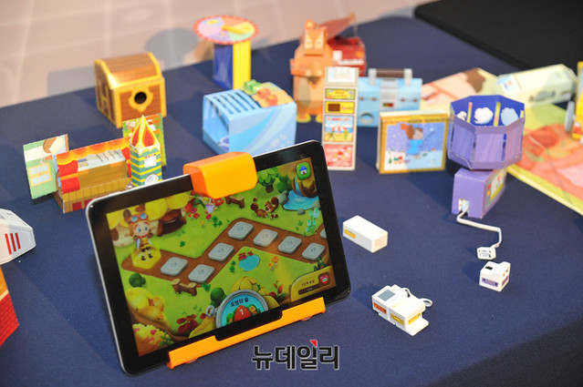 ▲ 교원그룹이 6일 오전 서울 종로구 포시즌스호텔에서 열린 기자간담회 현장에 마련한 코딩체험존. ⓒ이기륭 기자