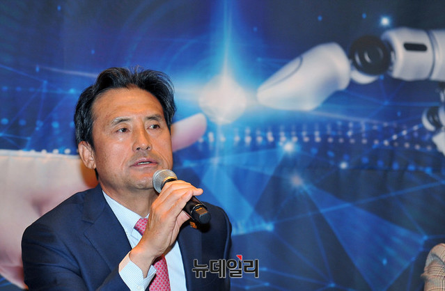 ▲ 복의순 교원그룹 에듀사업본부 사장이 6일 오전 서울 종로구 포시즌스호텔에서 열린 교원그룹 '레드펜(REDPEN)' 코딩 출시 기자간담회에서 취재진의 질문에 답하고 있다. ⓒ이기륭 기자