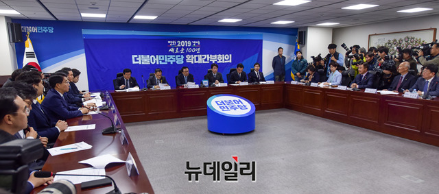 ▲ 8일 국회에서 더불어민주당 확대간부회의가 열렸다. 이 자리에서 김해영 최고위원과 장경태 전국청년위원장이 '모병제'를 두고 찬반의견을 주고 받았다. ⓒ박성원 기자