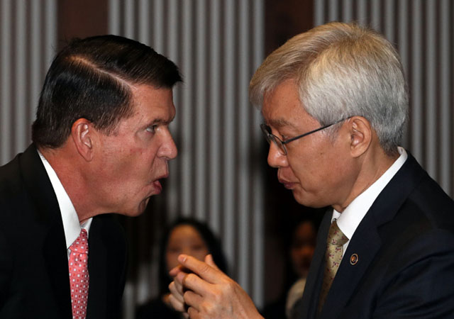 ▲ 지난 7일 신라호텔에서 열린 한미경제포럼에서 키스 크라크 美국무부 경제차관과 이태호 외교부 제2차관이 이야기를 나누고 있다. ⓒ연합뉴스. 무단전재 및 재배포 금지.