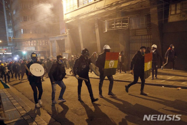 ▲ 지난 5일(현지시간) 볼리비아 수도 라파즈에서 일어난 시위. ⓒ뉴시스 AP. 무단전재 및 재배포 금지.