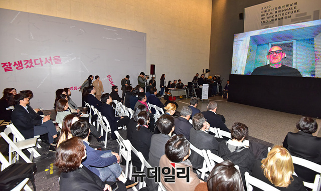 ▲ 영상인사말 하는 '프란시스코 사닌' 해외총감독.