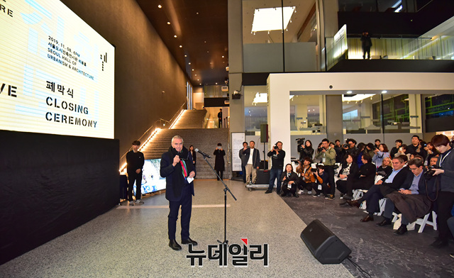 ▲ '도미니크 페로' 차기 비엔날레 총감독. 차기 비엔날레는 총감독이 1명으로 단일화 된다.